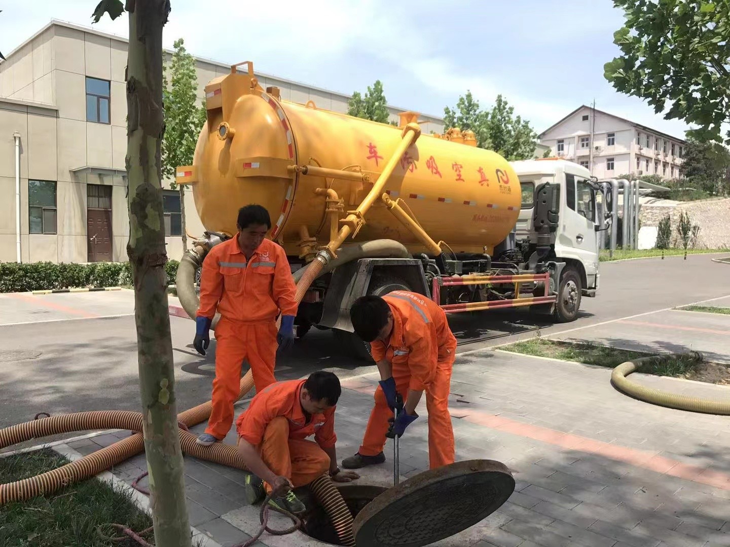 琼海管道疏通车停在窨井附近