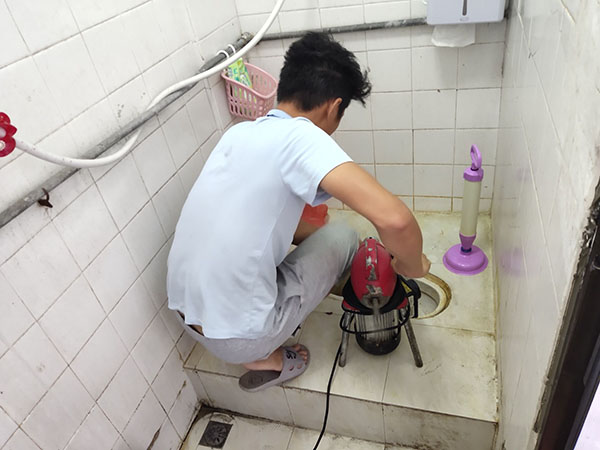 琼海管道堵塞冒臭气 专业师傅现场解决问题