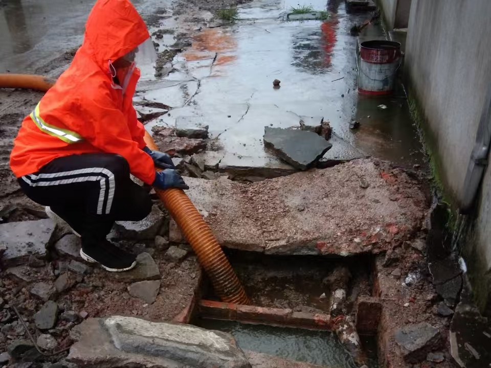 琼海专业清理污水池 炜誉市政以规范流程守护城市 “肠道”